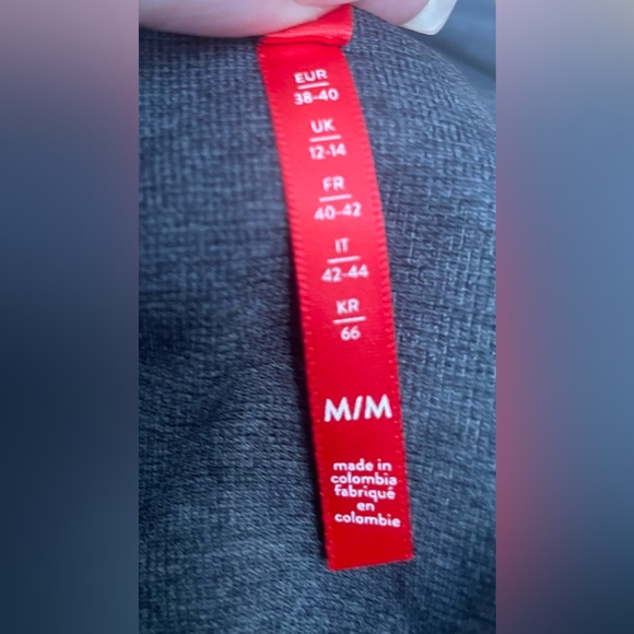 Spanx Seamless Leggings with Charcoal Gray Size Medium - Picture 2 of 8